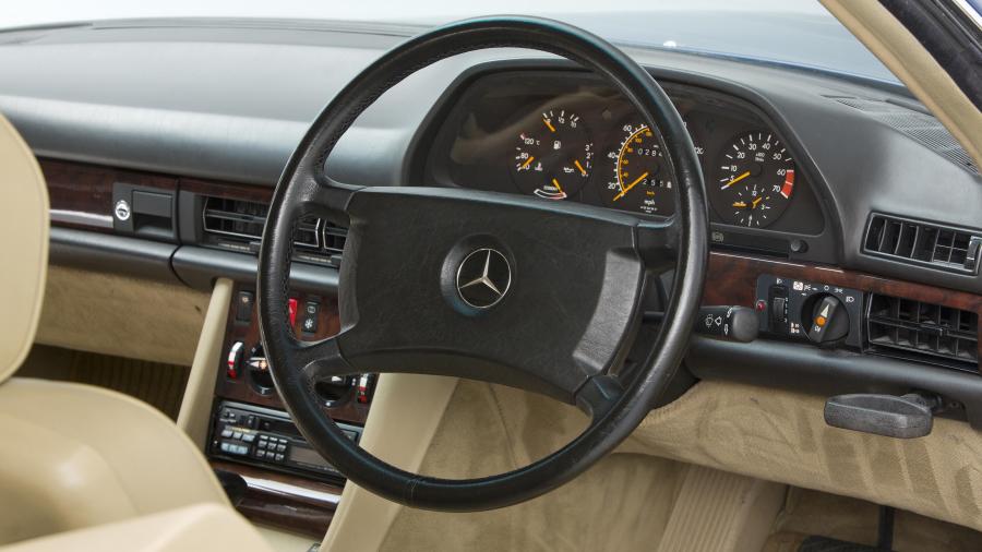 Панель приборов Mercedes-Benz 380 SEC 1981 года  (UK) (фото 14 из 23)